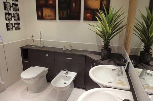 Luxury bathroom by Peter Robinson Installations