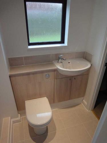 Fitted Bathroom by Peter Robinson Installations