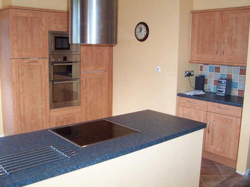 Contemporary wooden kitchen  by Peter Robinson Installations